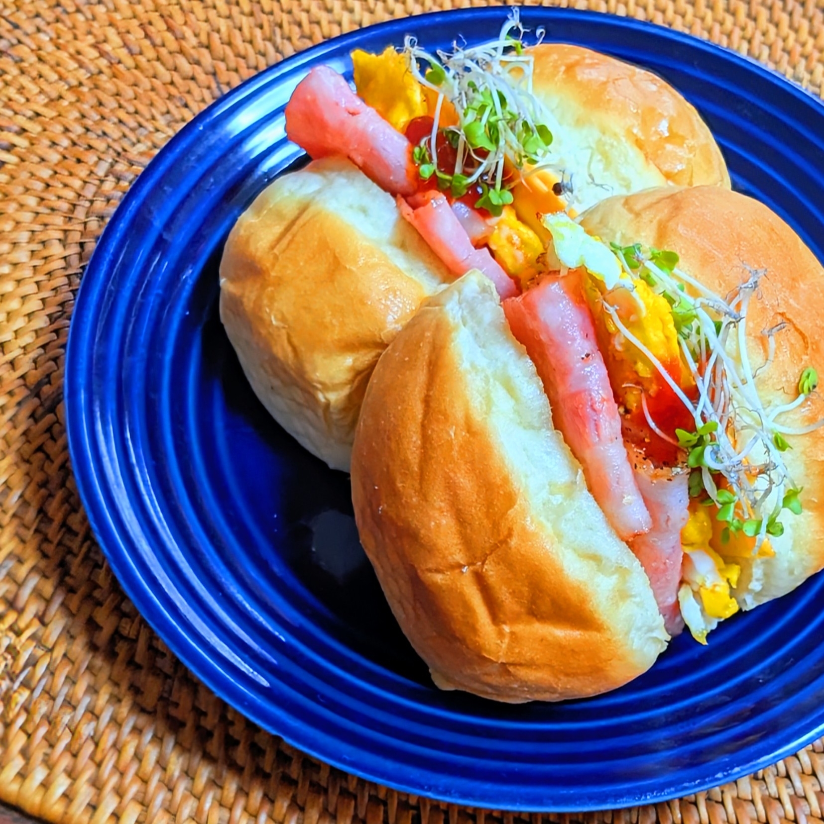 ベーコンエッグロールパン