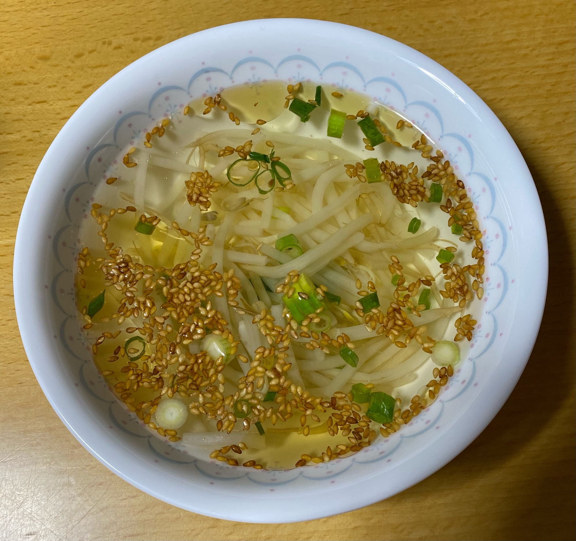 ゴマの風味が豊か！もやしの簡単中華スープ