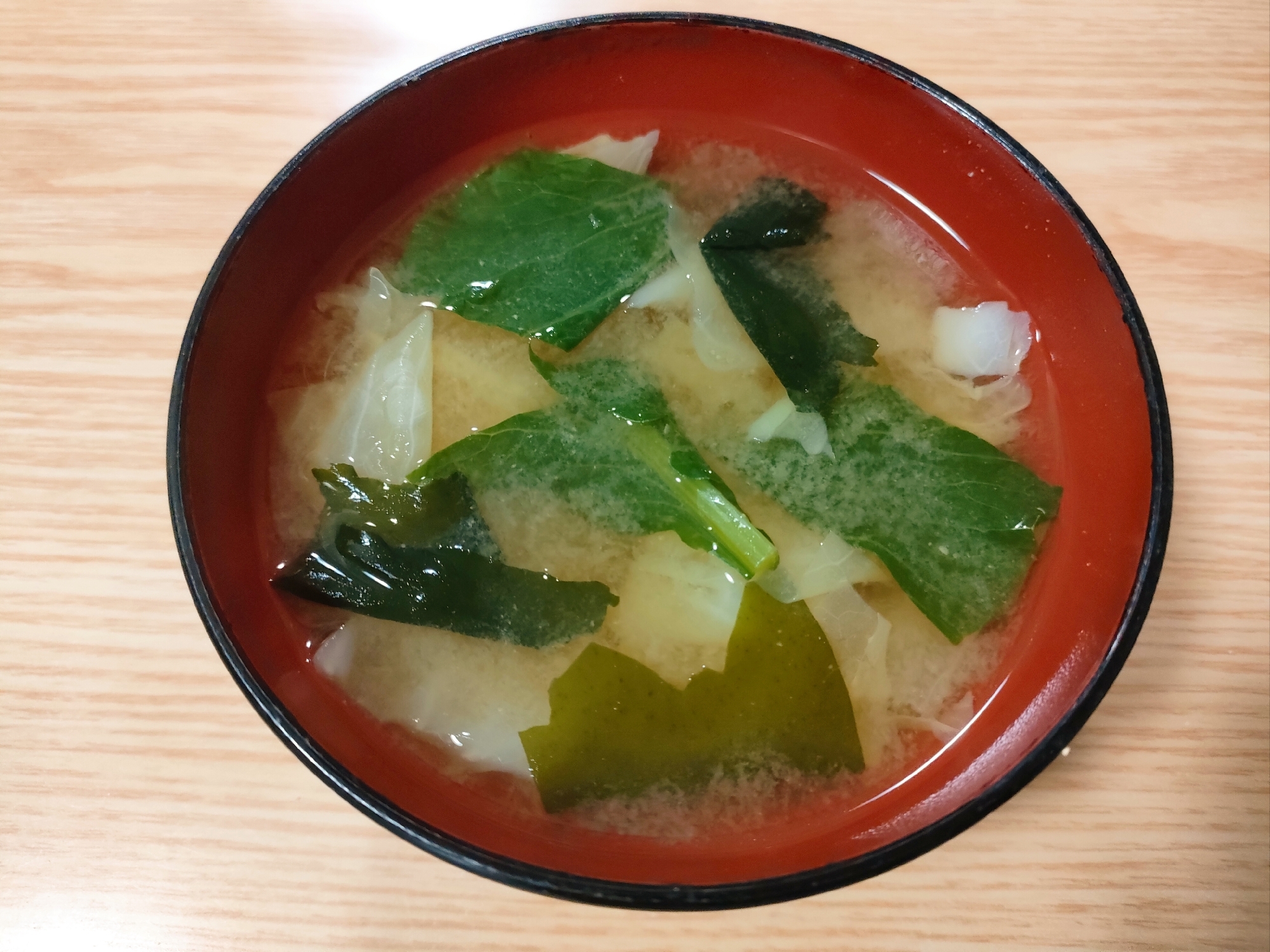 キャベツと小松菜とわかめの味噌汁