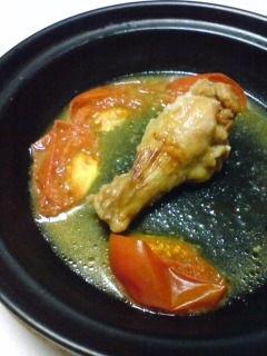 鶏がらスープの素で作る手羽元とトマトのタジン鍋焼き