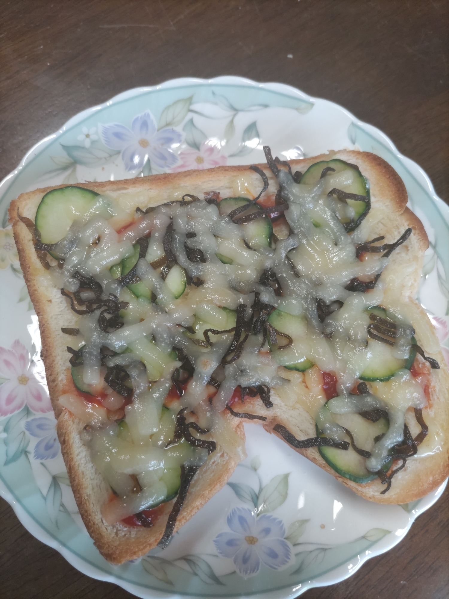 塩こんぶと胡瓜のチーズトースト