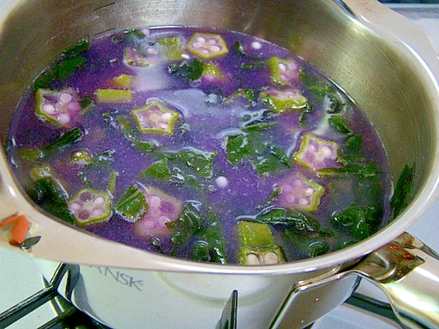 水前寺菜とオクラのめっちゃ紫なお味噌汁！