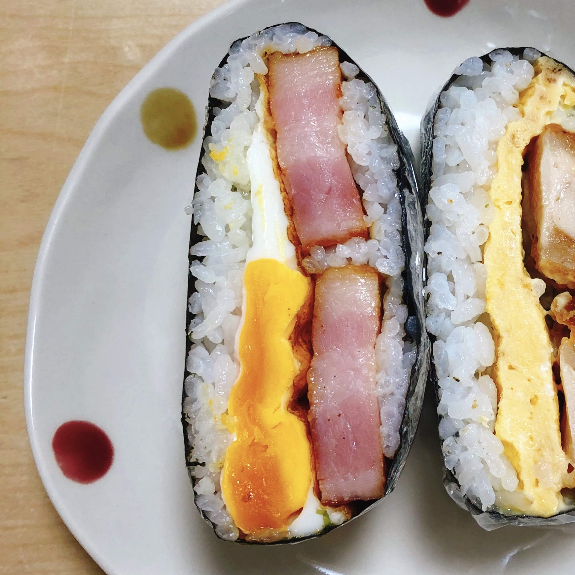 厚切りベーコンと目玉焼きのおにぎらず