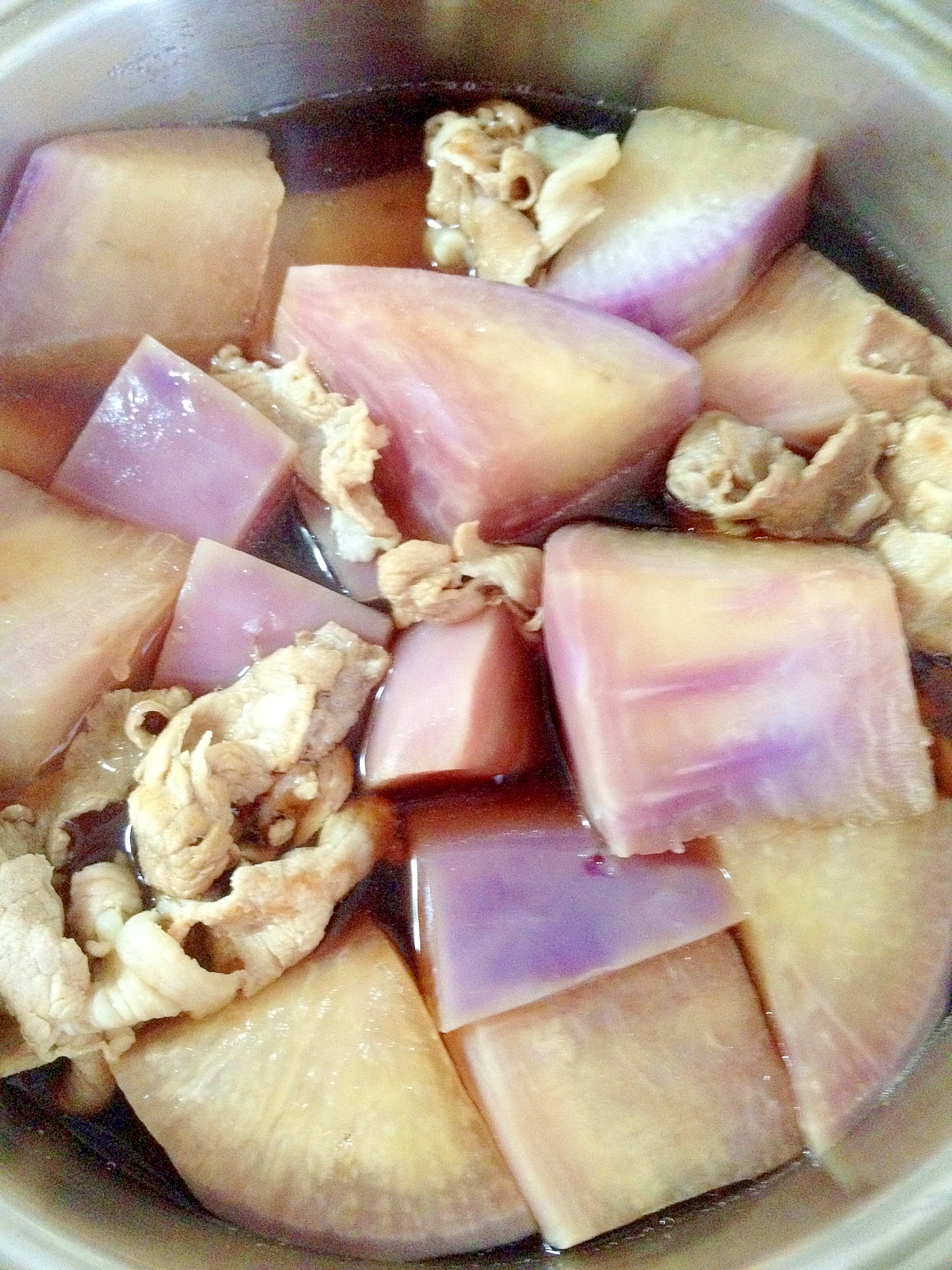 ポリフェノールたっぷり☆紫大根と豚肉の煮物