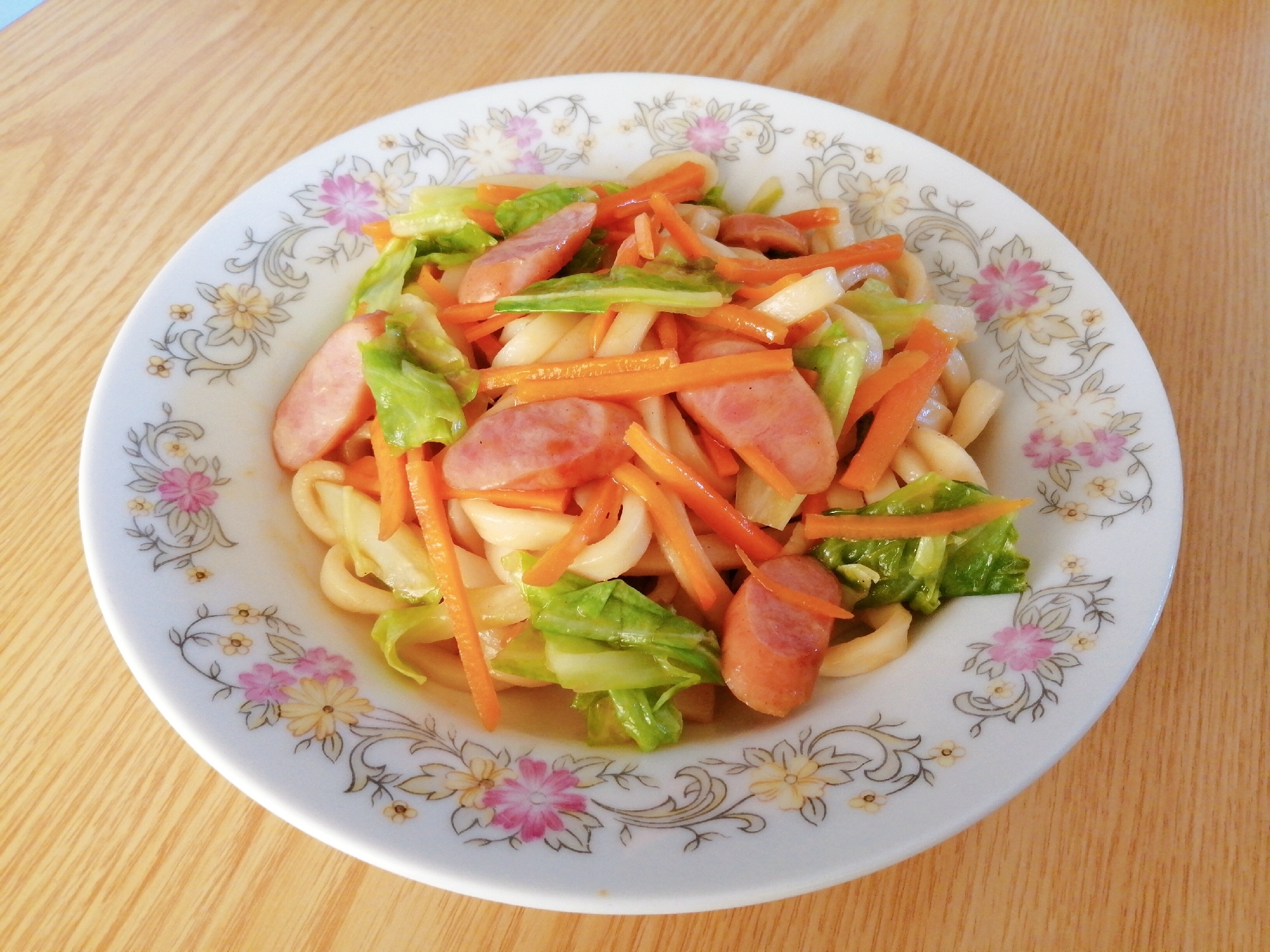 キャベツと人参とウインナーのオイスター焼きうどん