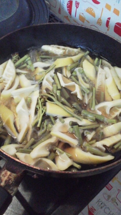 ちょうど、筍と蕨の頂き物があったので作ってみました。明日の朝食にします。残ったら蕎麦にのせようかしら・・・。