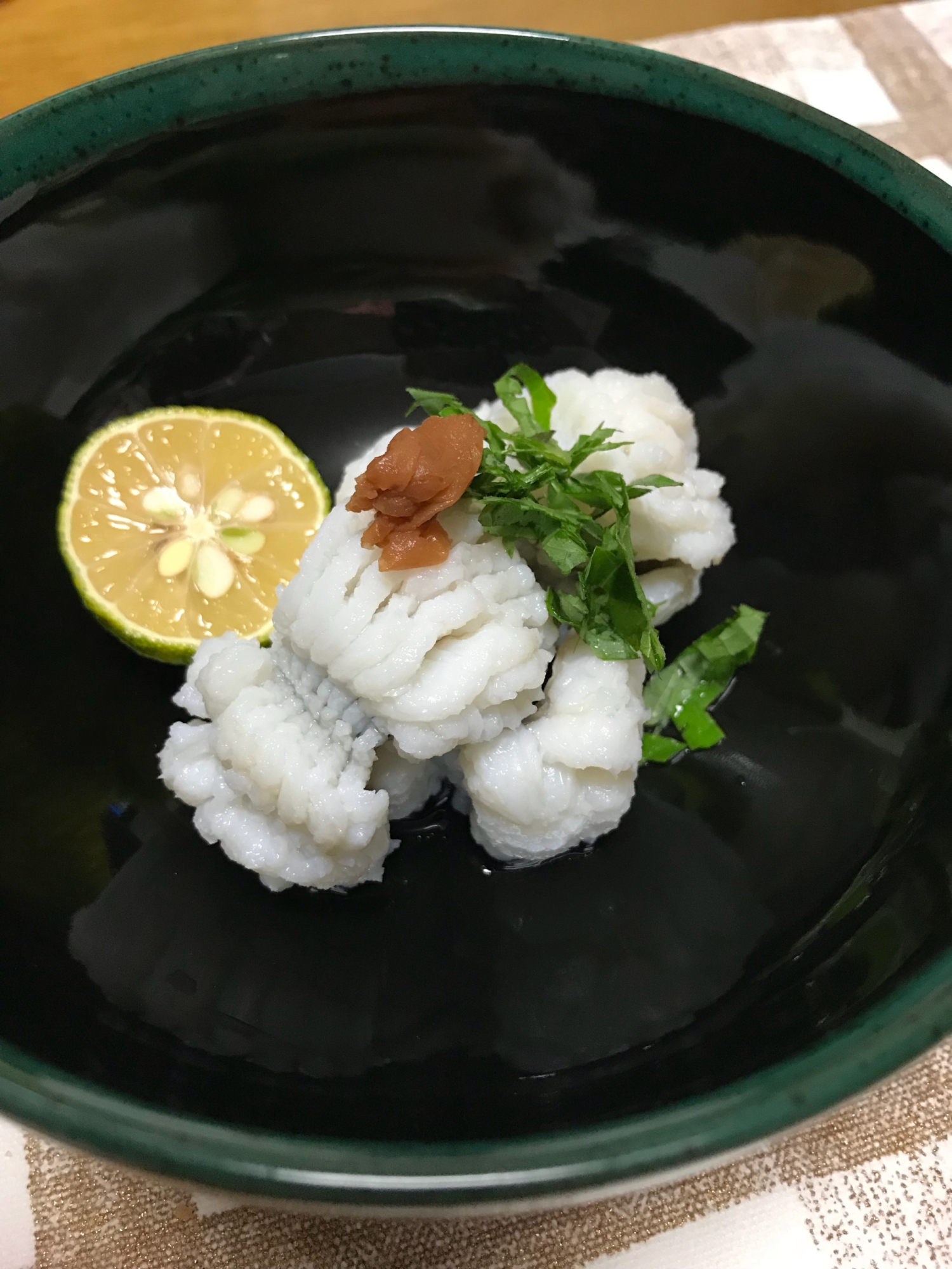 さっぱりと食べるハモの湯引き