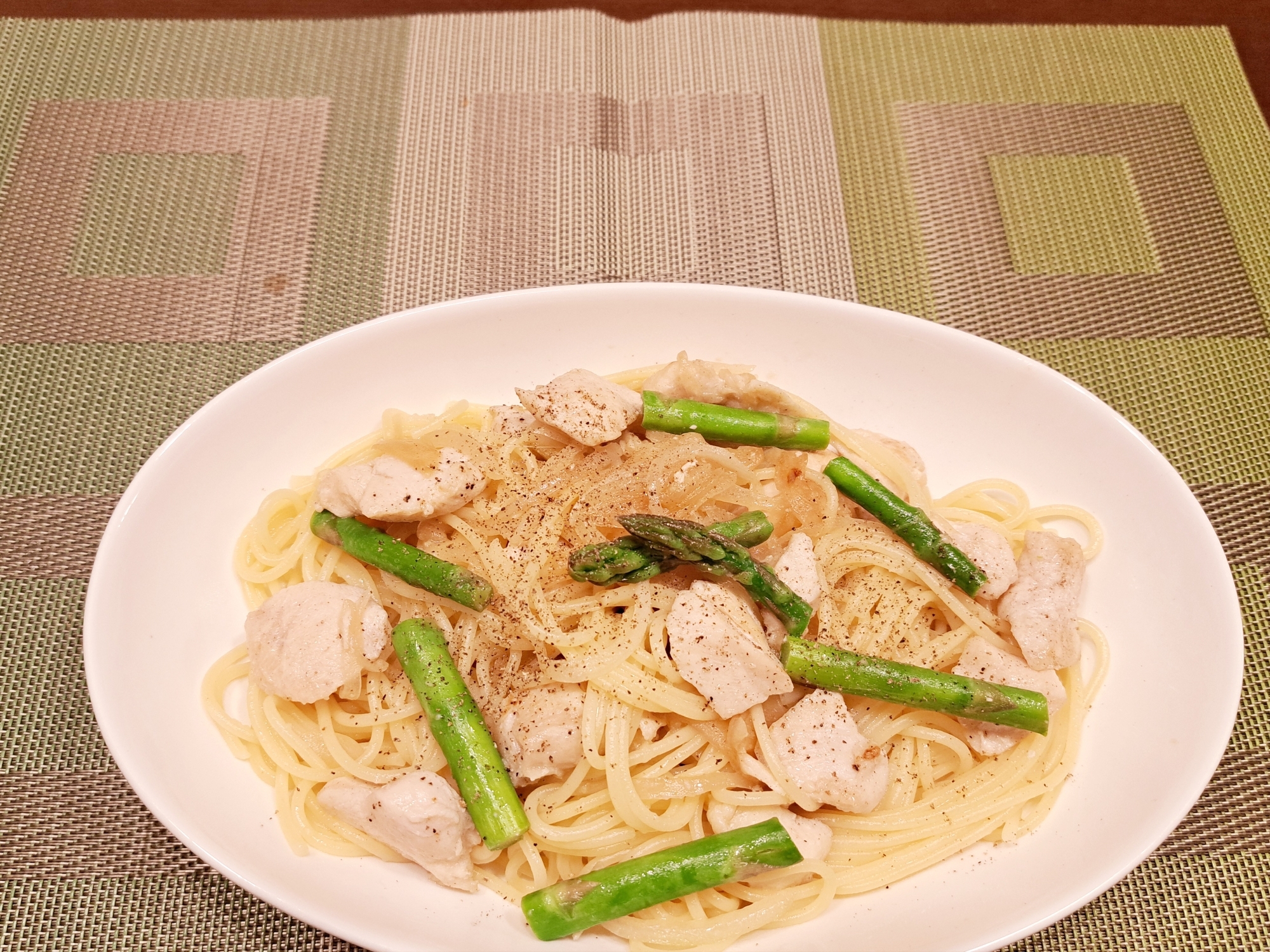 鶏むね肉とアスパラのレモンオイルパスタ