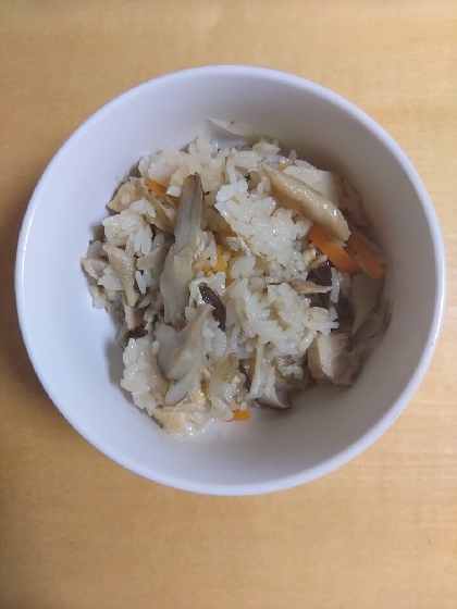 白だしで簡単！油揚げとしめじの炊き込みご飯