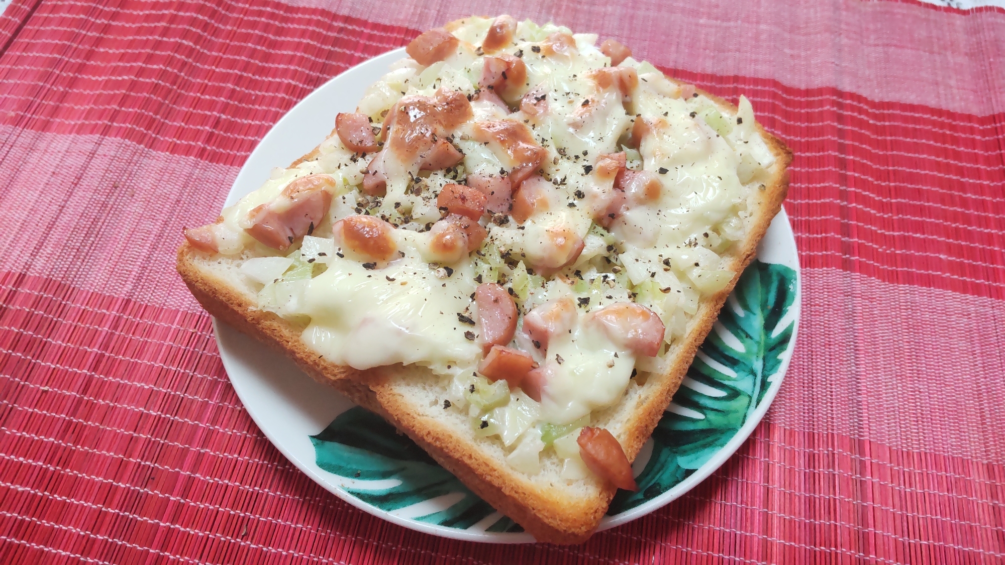 パンで朝食♪ブロッコリーの茎と玉ねぎチーズトースト