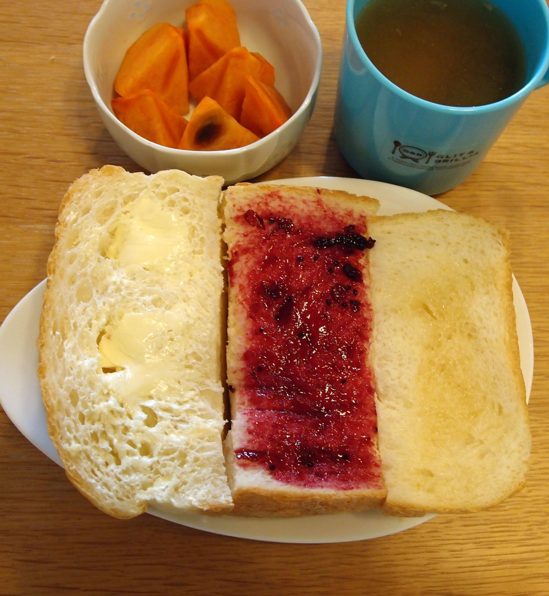 マーガリン&ジャム&蜂蜜パンと柿とカフェオレの朝食