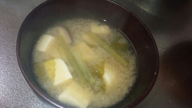 豆腐と椎茸と小松菜のお味噌汁