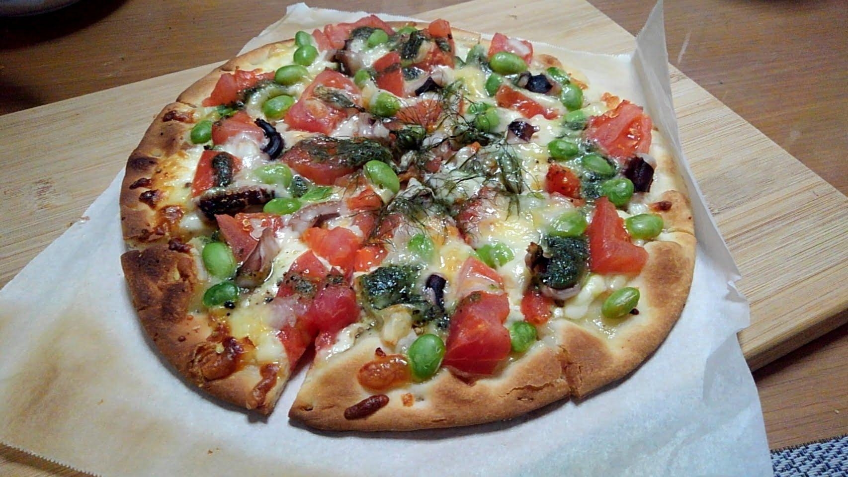 冷凍ピザを使用トマト×枝豆×たこぶつ×バジルピザ