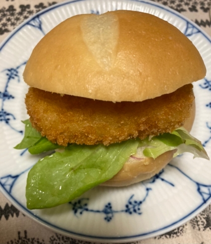 コロッケとトマトのハンバーガー