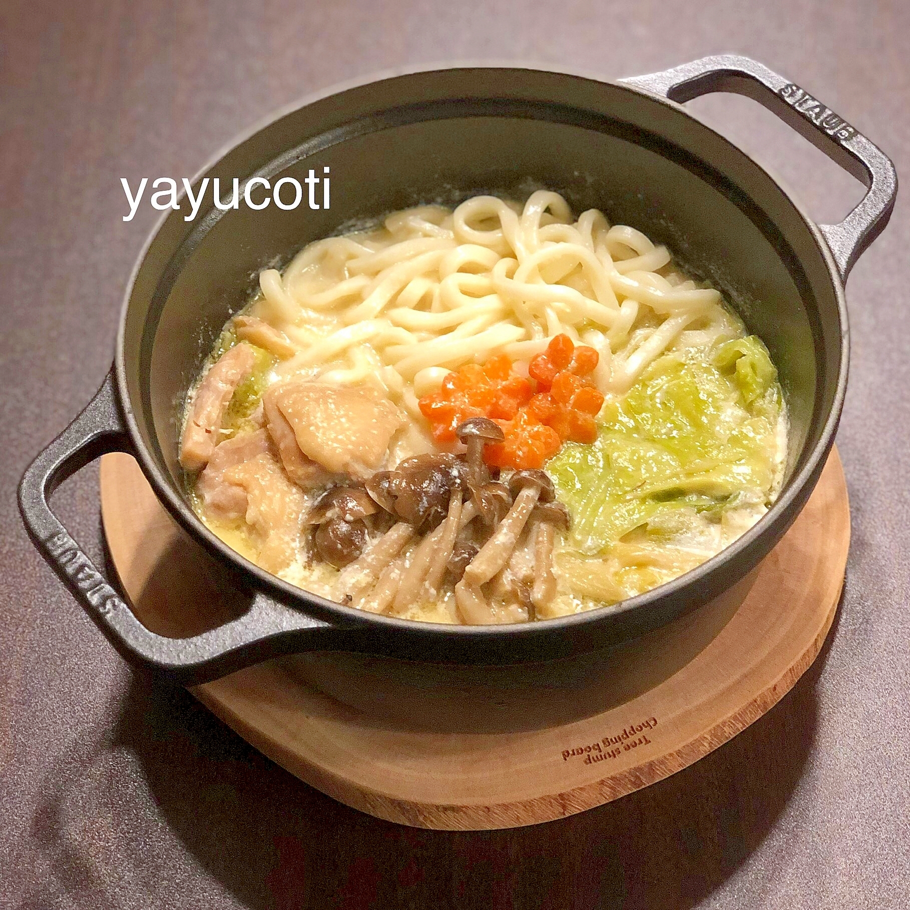 鶏肉とキャベツのうどん入りミルク鍋