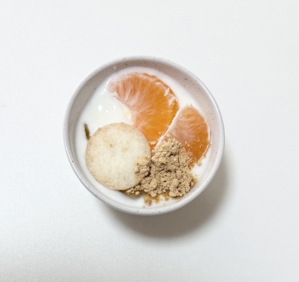みかんとクッキーときな粉のヨーグルト