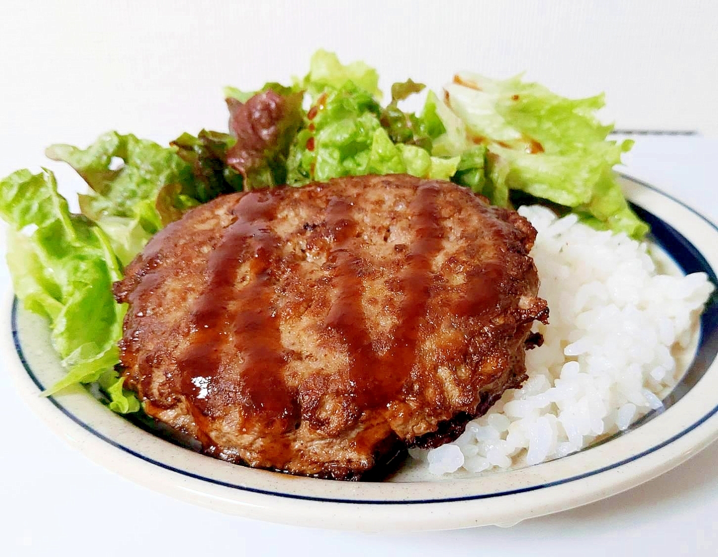 材料は3つだけ!誰でも作れる!簡単すぎるハンバーグ