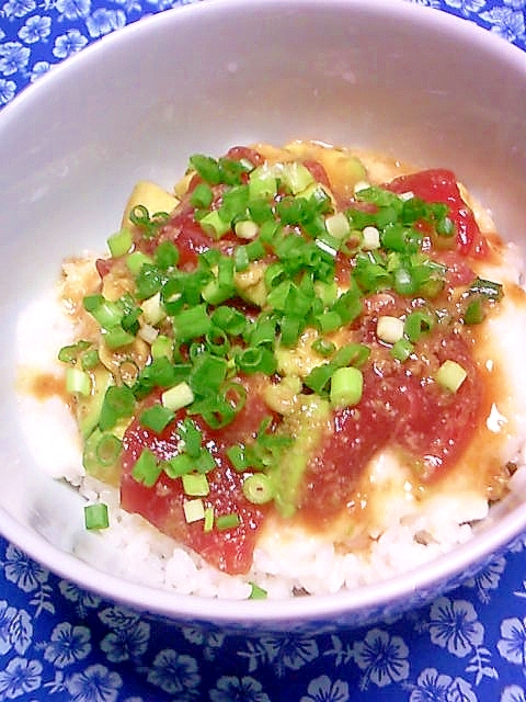 まぐろアボカド長芋丼