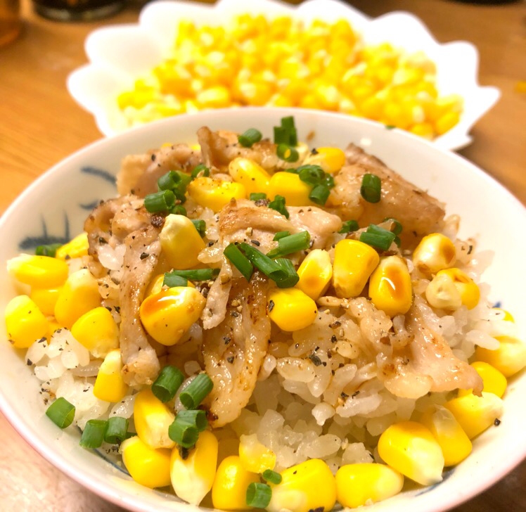 コーンと豚バラのスパイシー丼