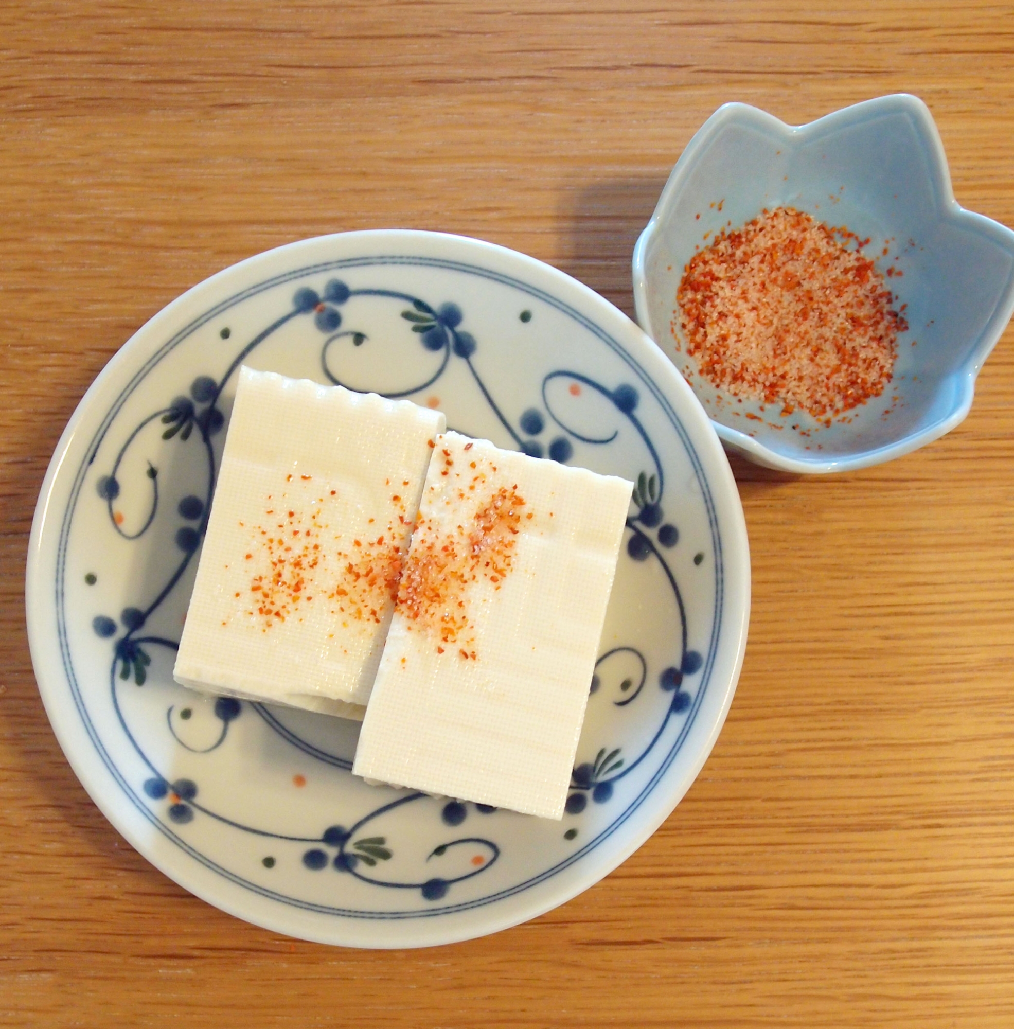 お豆腐に「ほんのりピンク色☆一味入りのお塩」