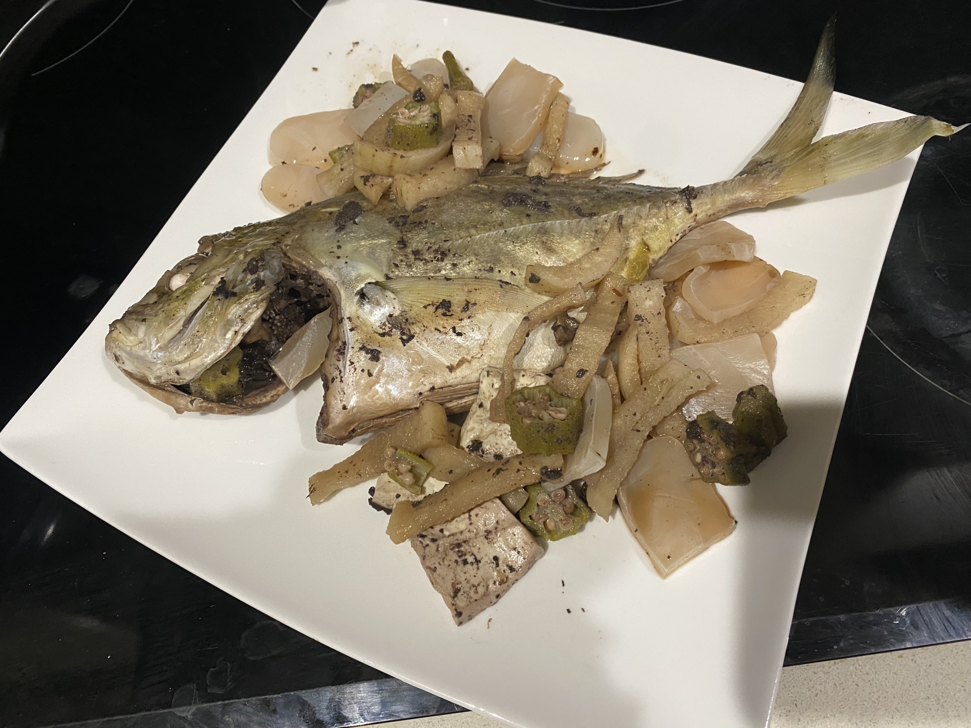 ビーフチークのワイン煮汁で魚の煮付け