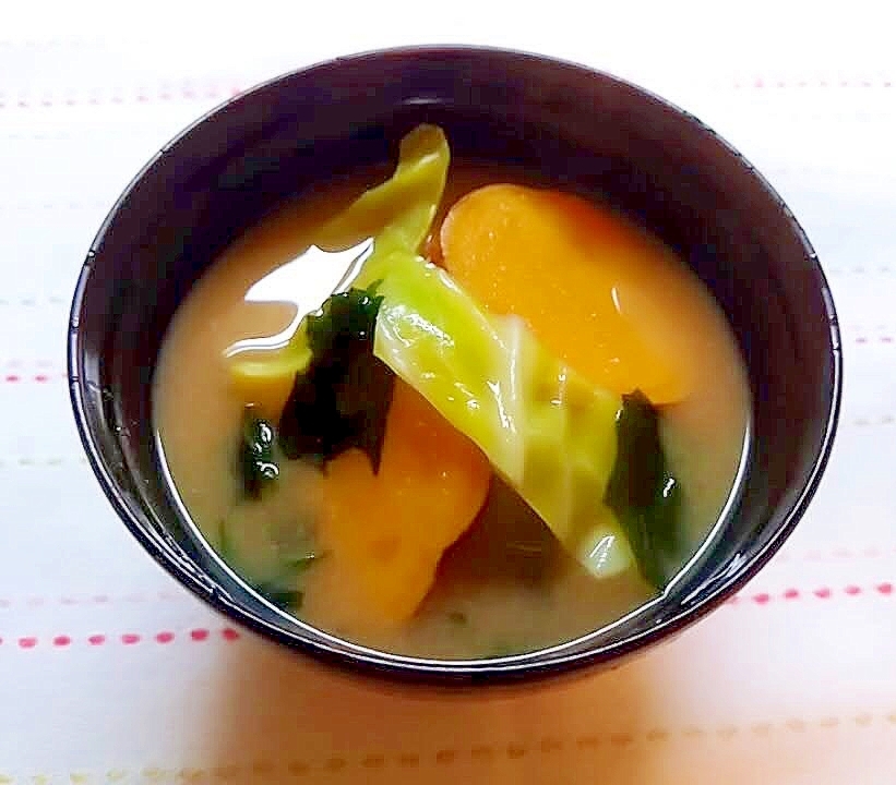 薩摩芋とキャベツとわかめの味噌汁