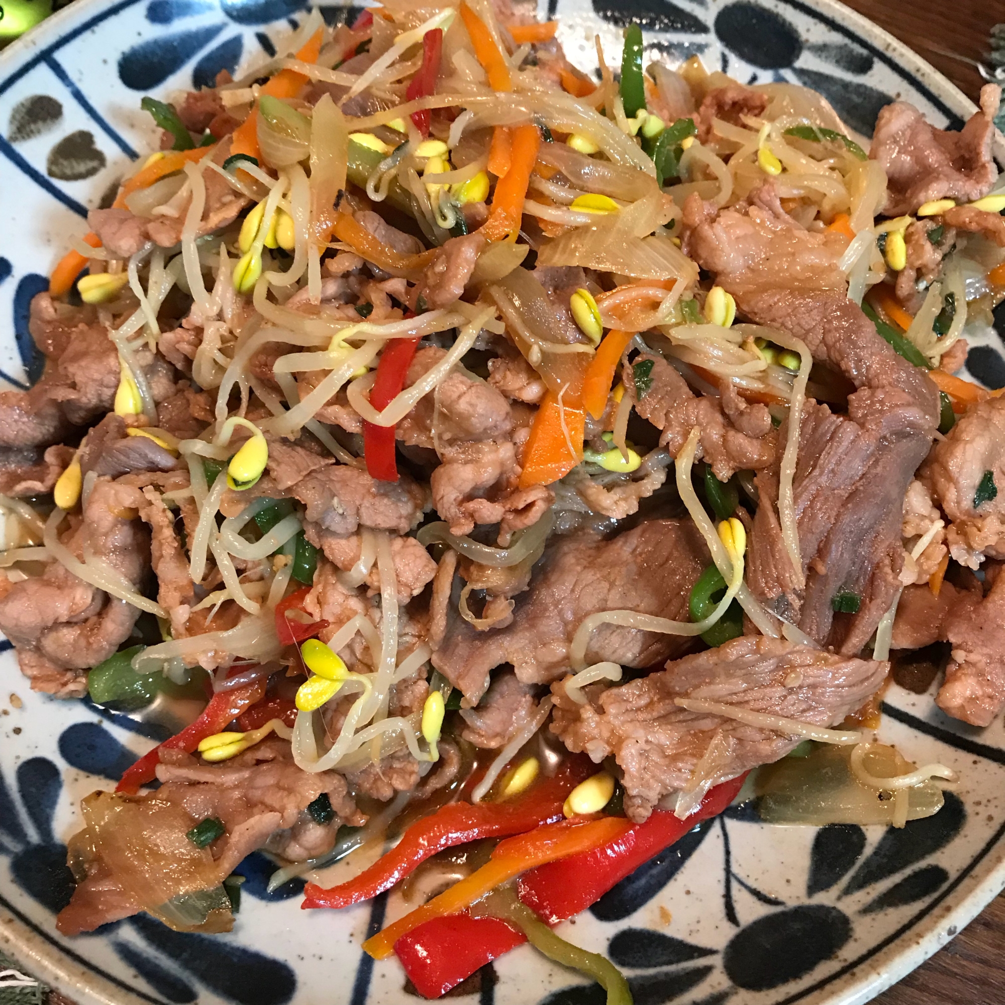 牛肉と豆もやしピーマンのカラフル炒め