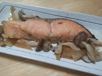 スチーマーでふっくら鮭でしめじ玉ねぎも柔らかく美味しかったです☆