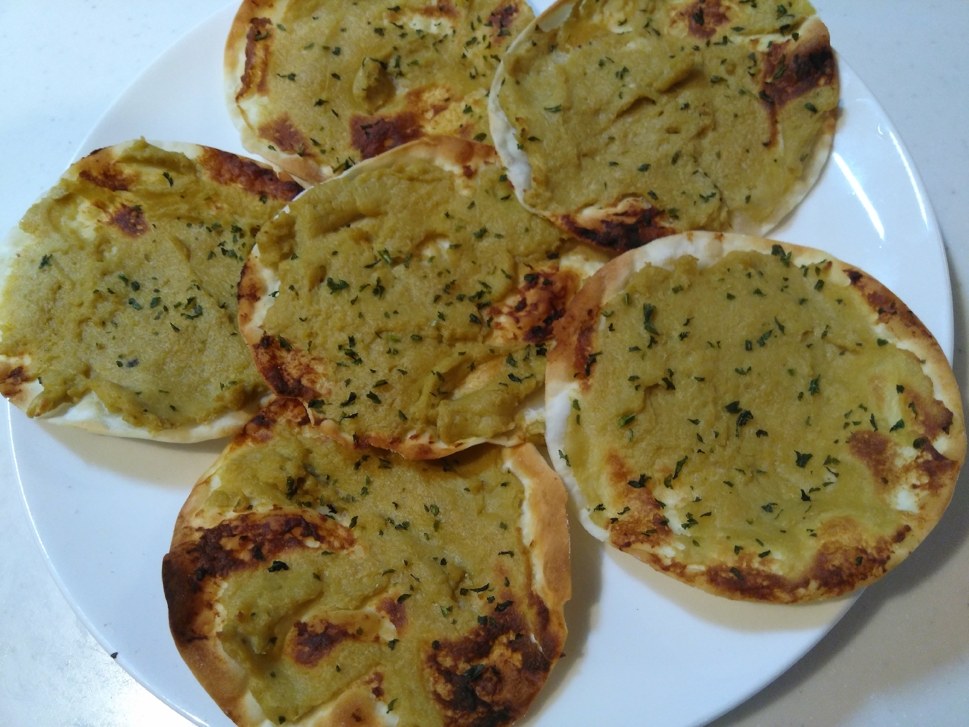 「サーモンとアボカドパテ♡餃子の皮焼き」