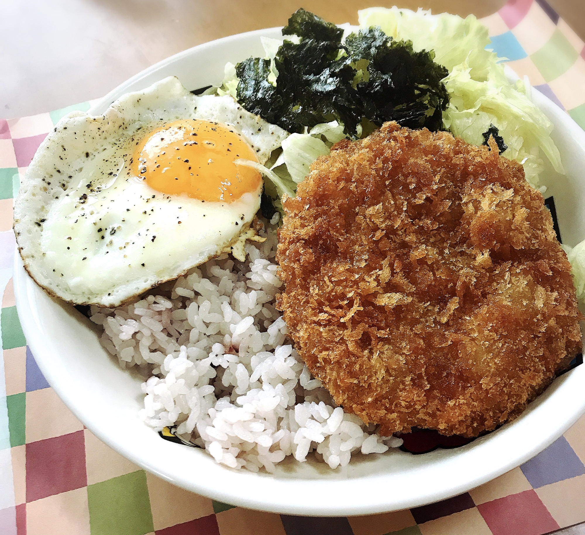 メンチカツと目玉焼きのワンプレートランチ