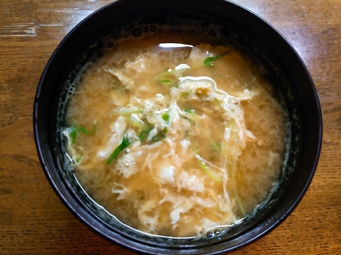 白菜と空心菜新芽の卵とじ味噌汁