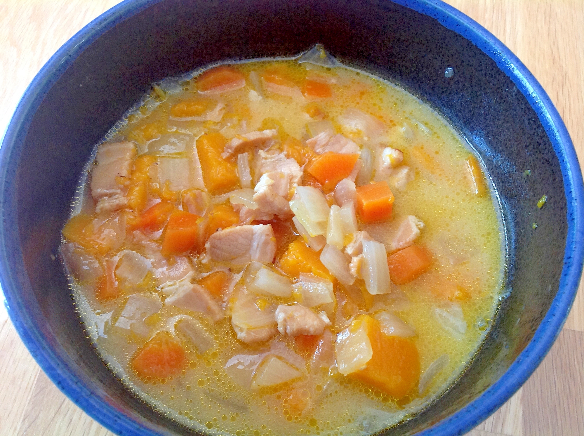 青い器に盛り付けられたバターナッツの具だくさんスープ