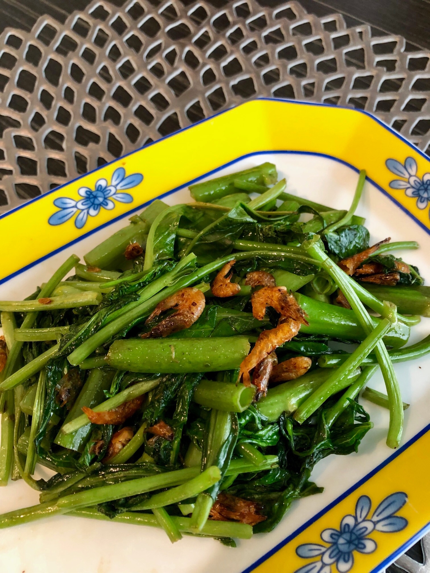 焼きエビの風味香る空芯菜炒め