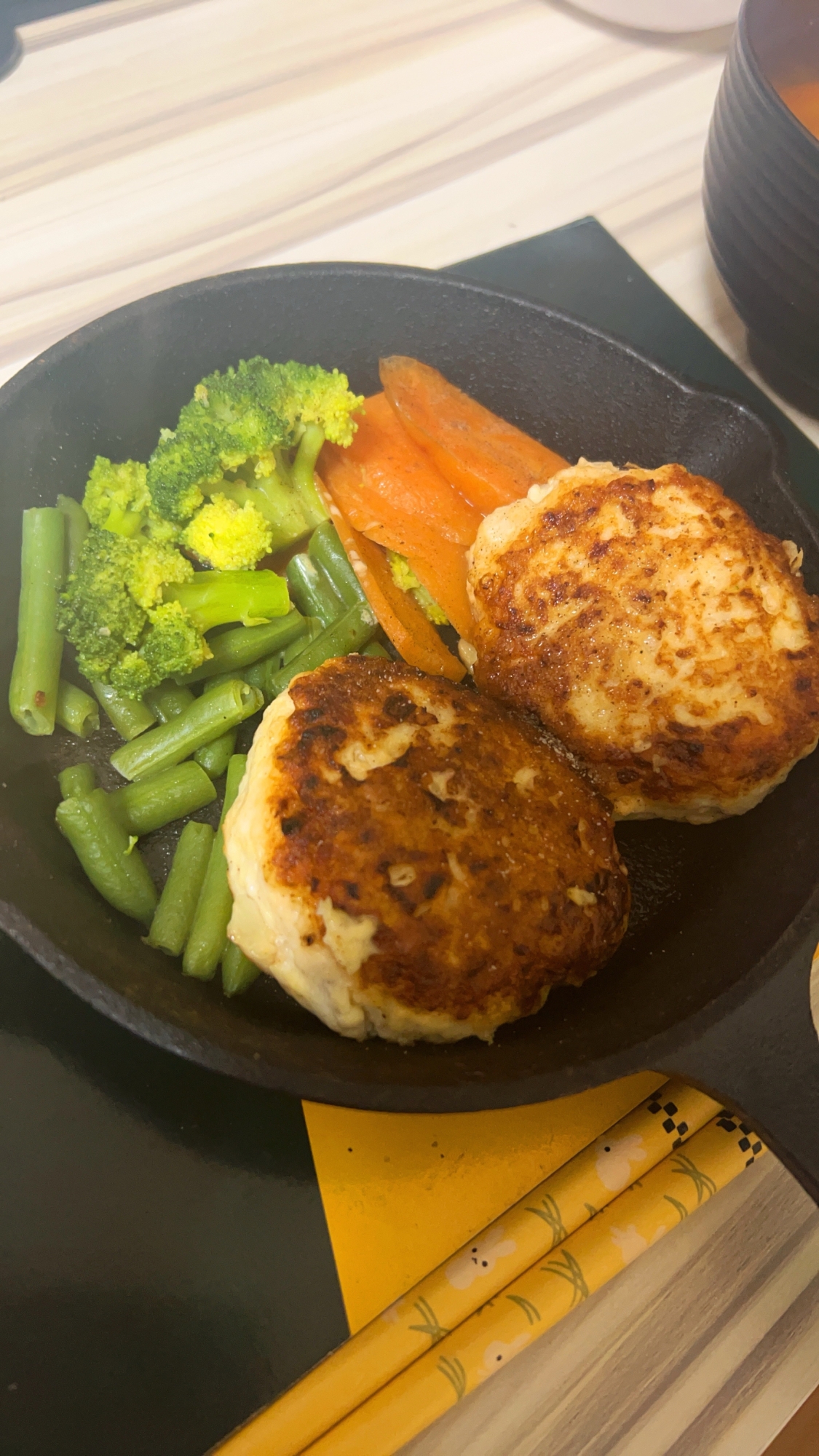 鶏胸肉と豆腐のヘルシーハンバーグ