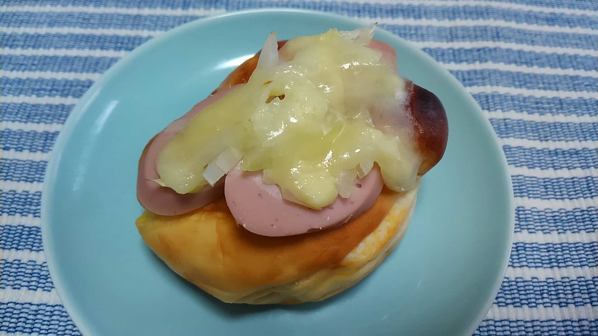 ギョニソと玉ねぎとトロケルチーズかけロールパン☆