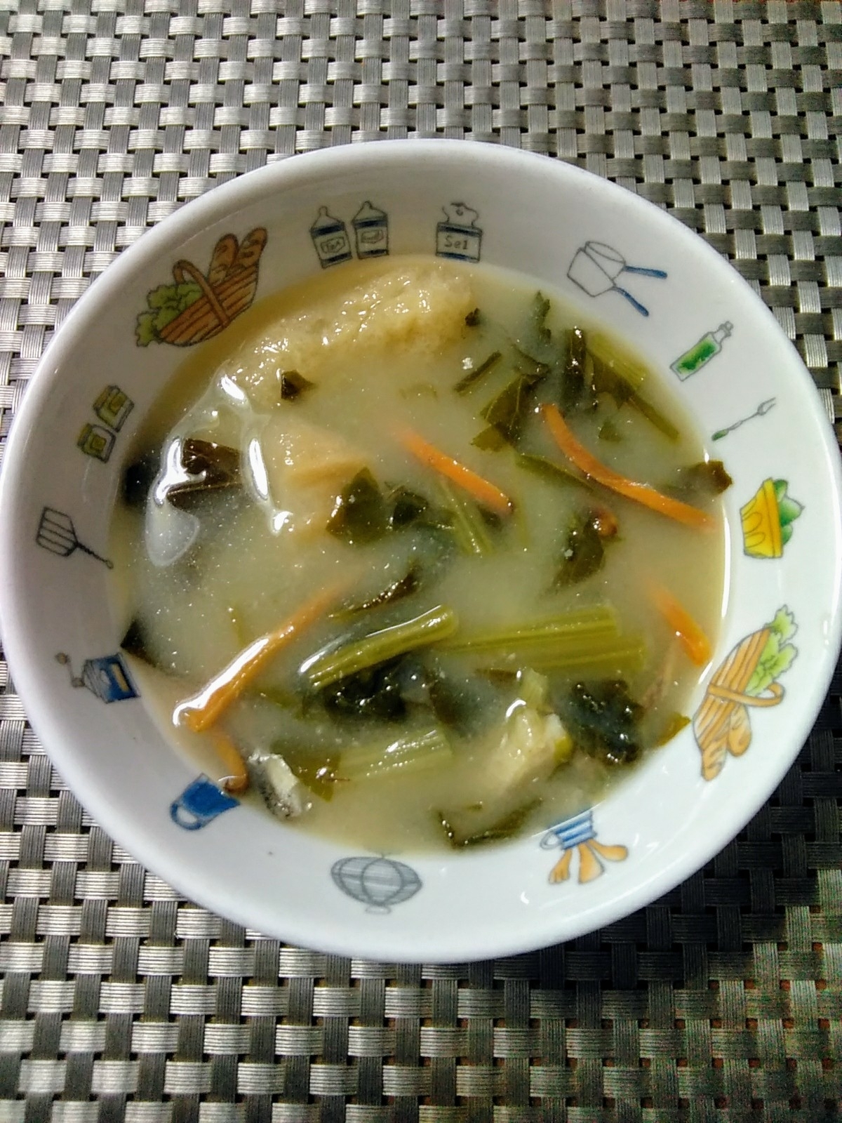 小松菜と乾燥人参のお味噌汁