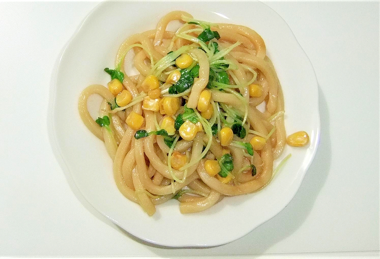 コーンとカイワレ大根の焼うどん