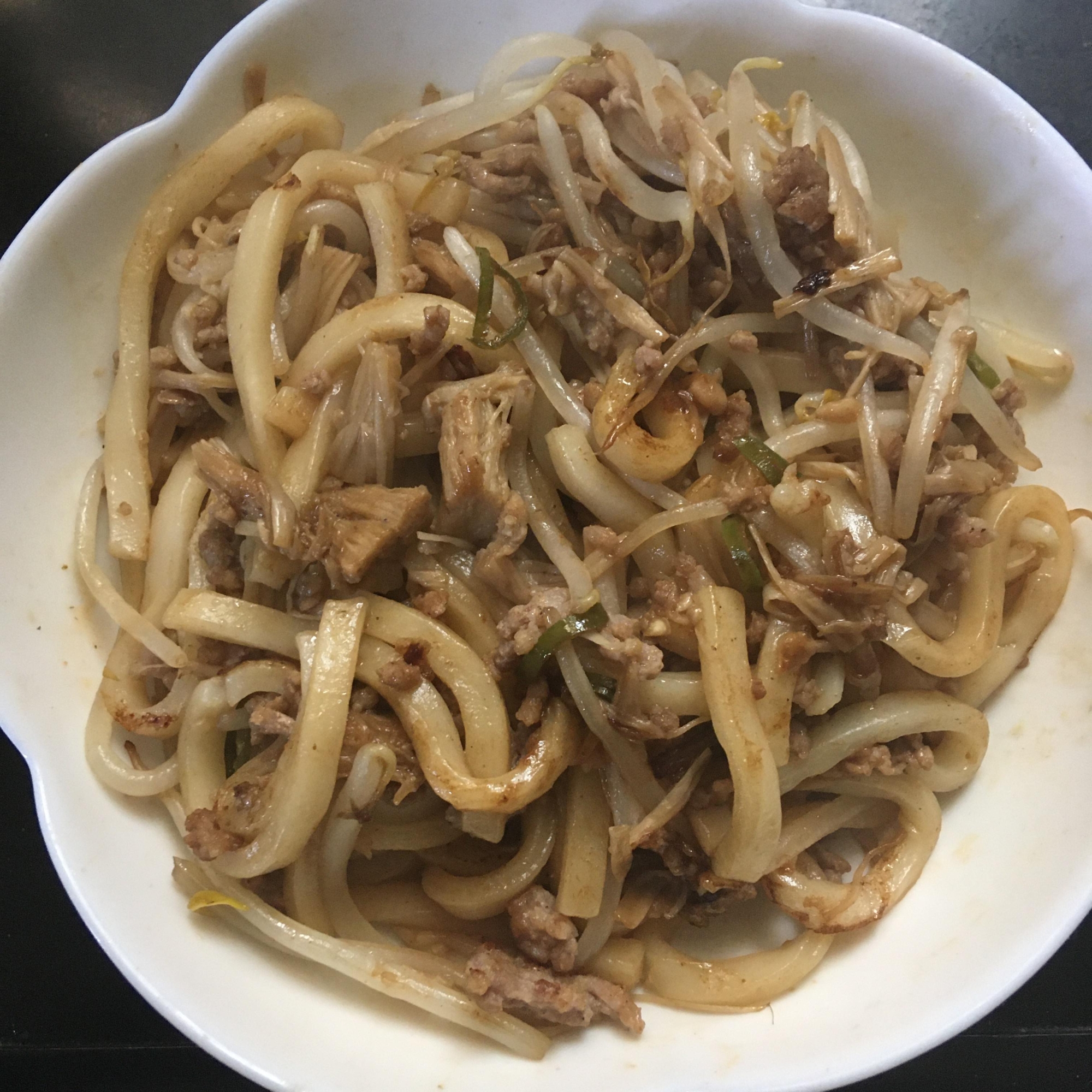 もやし、えのき、青唐辛子の豚肉焼きうどん