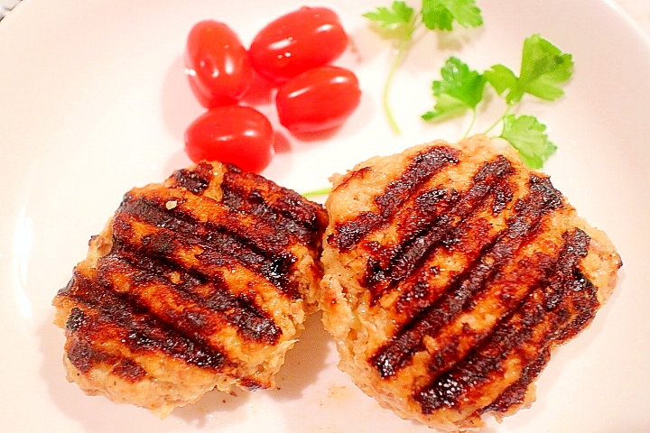 白い皿に盛り付けたラム肉のチーズinハンバーグ