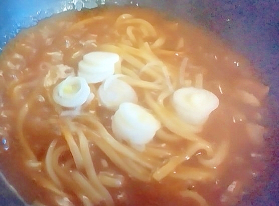 カレー醤油うどん（ラーメンスープの素入）