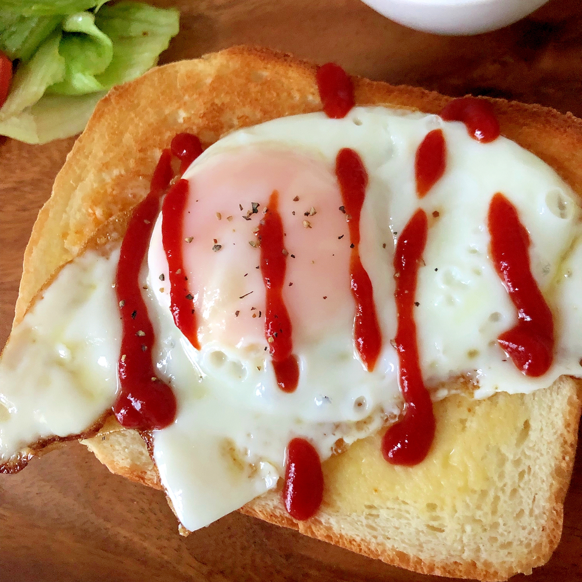 マヨと黒コショウの目玉焼きのトースト