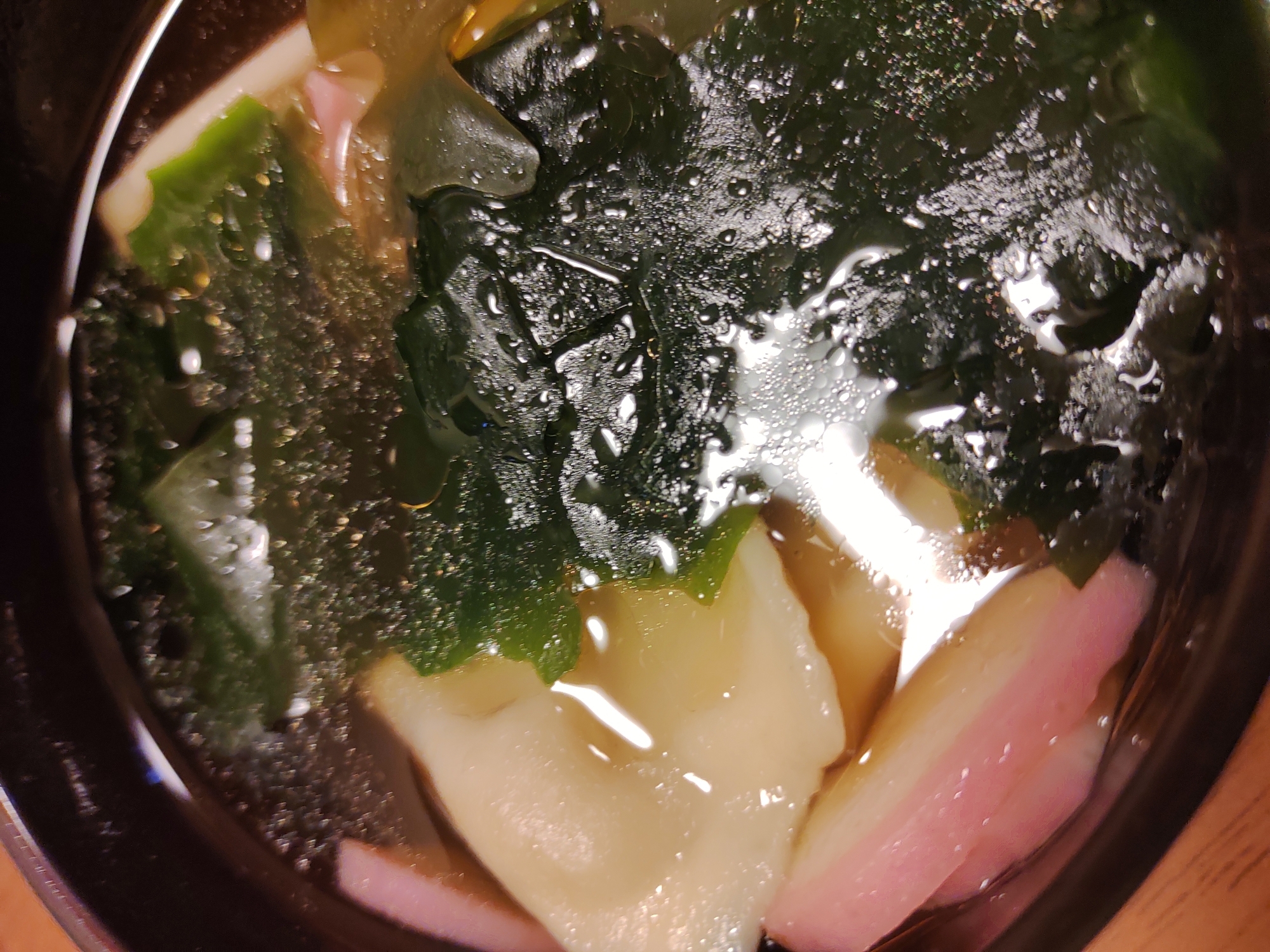 冷凍水餃子とわかめとかまぼこのスープ