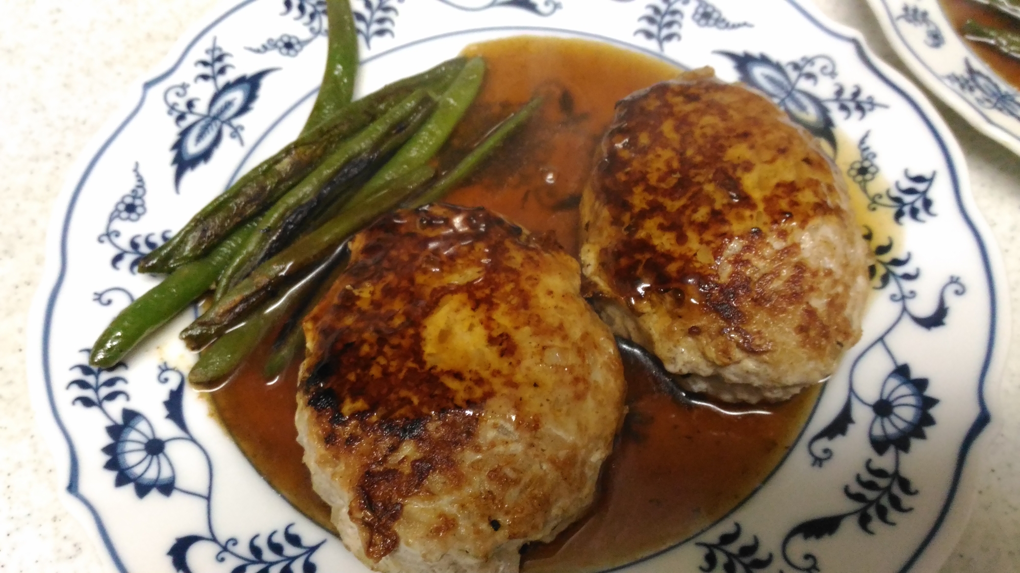 照り焼きハンバーグのインゲン添え