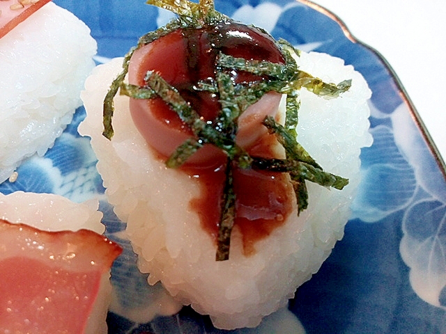 魚ニソと刻み海苔とお好みソースの焼おにぎり