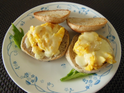 とろけるチーズとたまごは相性ピッタリですね(^o^)
とてもおいしい朝食になりました。
ごちそうさま～
(＃^▽^＃)