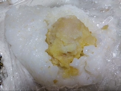 鶏唐揚げ入りのおにぎり♡ボリュームたっぷりで美味しかったです♪