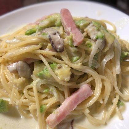 アボカド使ったパスタなんて初めてでしたが、ニンニクも程よく効いたクリーム味とても美味しかったです。アボカド以外にも玉葱やキノコ 小松菜を添えて具沢山にしました。