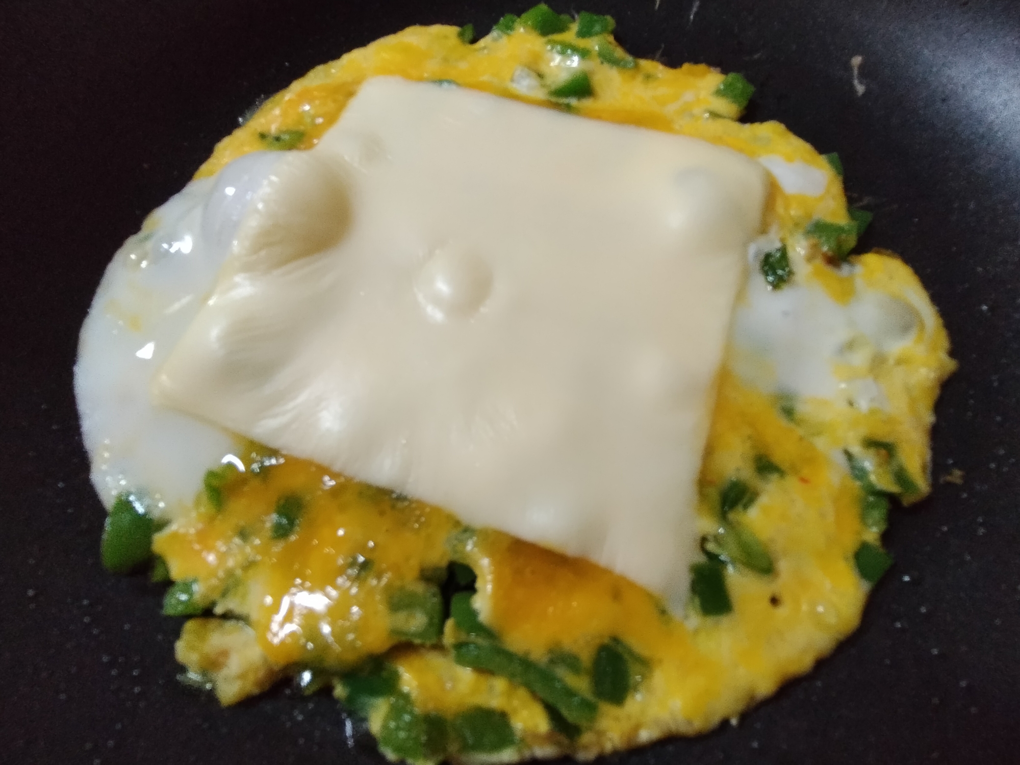 七味唐辛子ピーマンとチーズの卵焼き