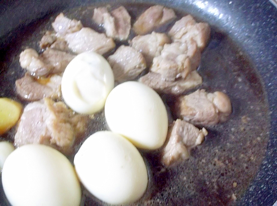 豚バラブロックとゆで卵のガーリック煮