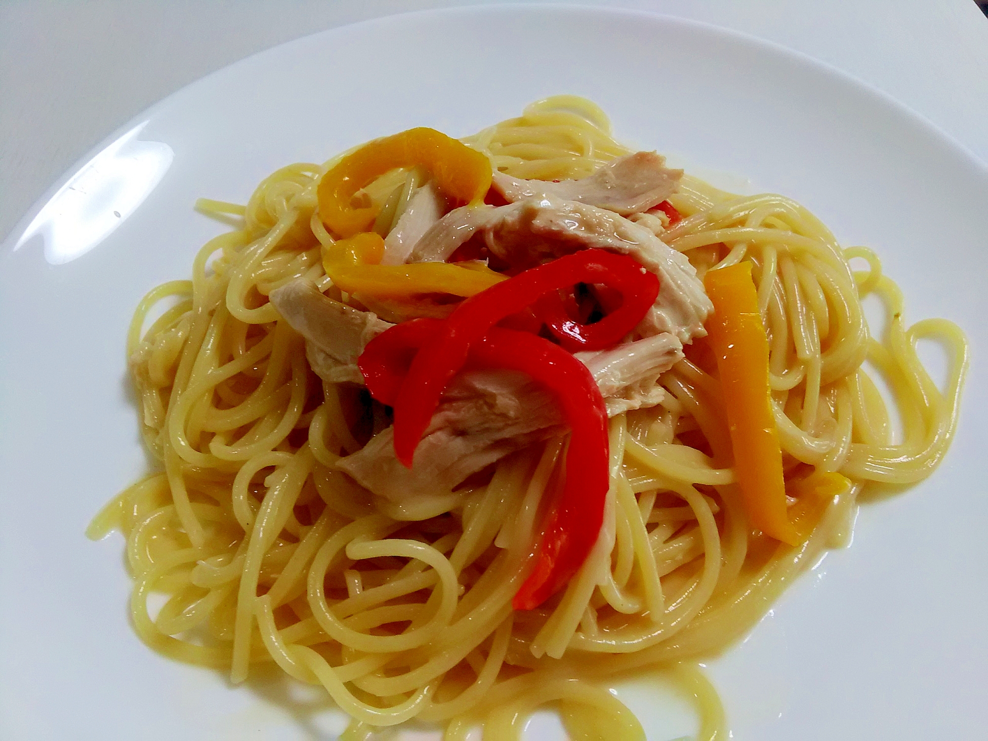 残ったローストチキンで☆チキンとパプリカのパスタ